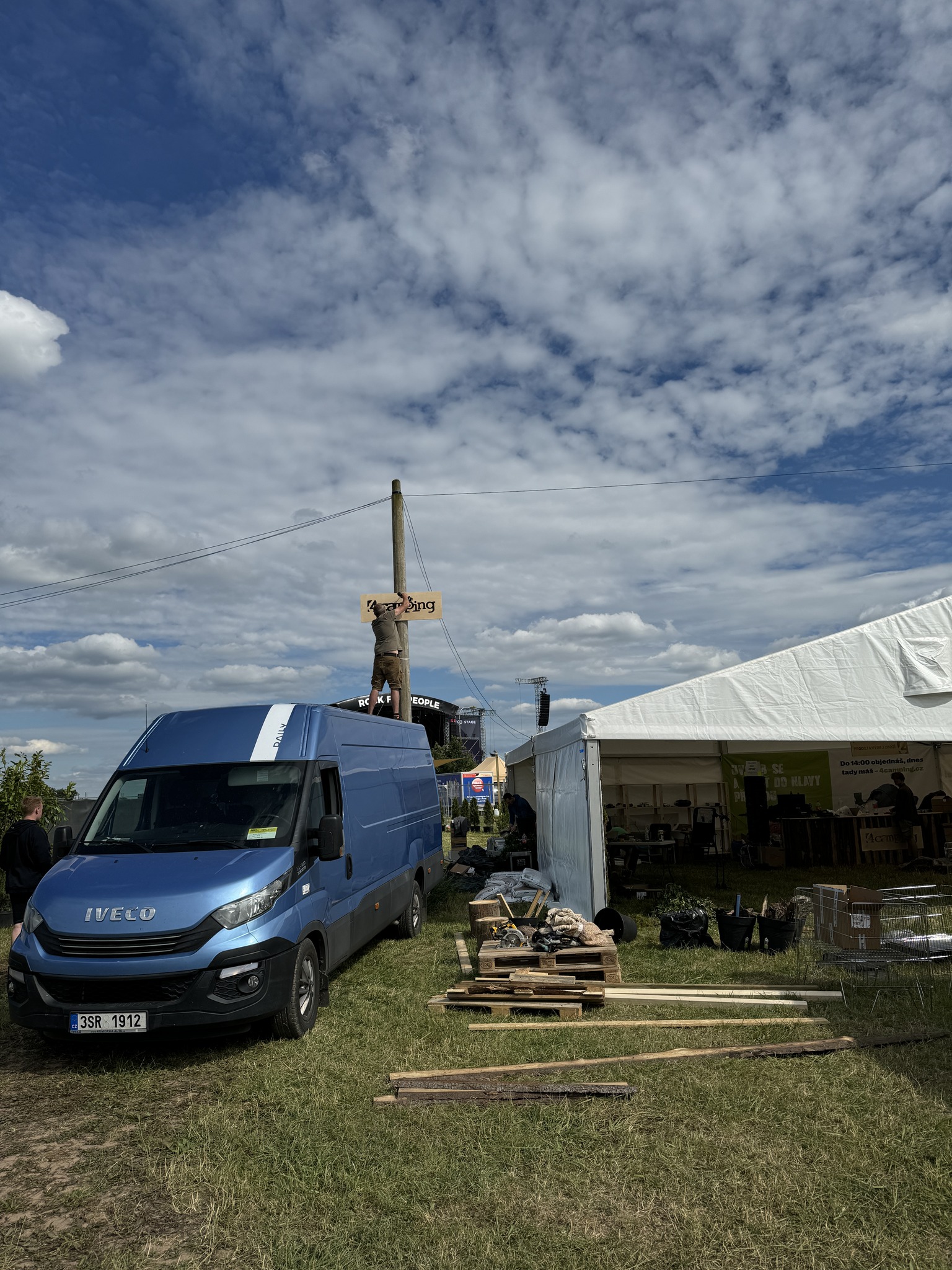 Dodávka na festivalu